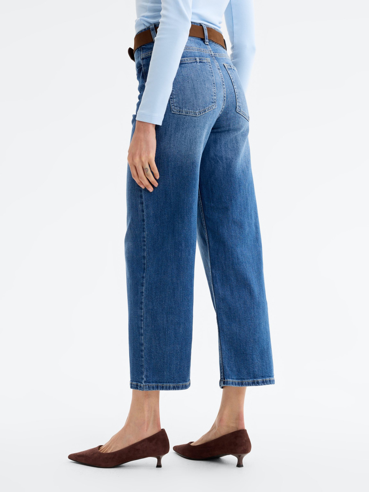 Jeans culotte com cinto azul escuro vista detalhe