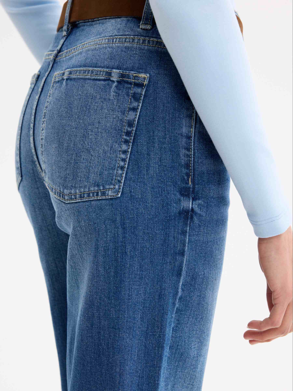 Jeans culotte con cinturón azul oscuro vista detalle