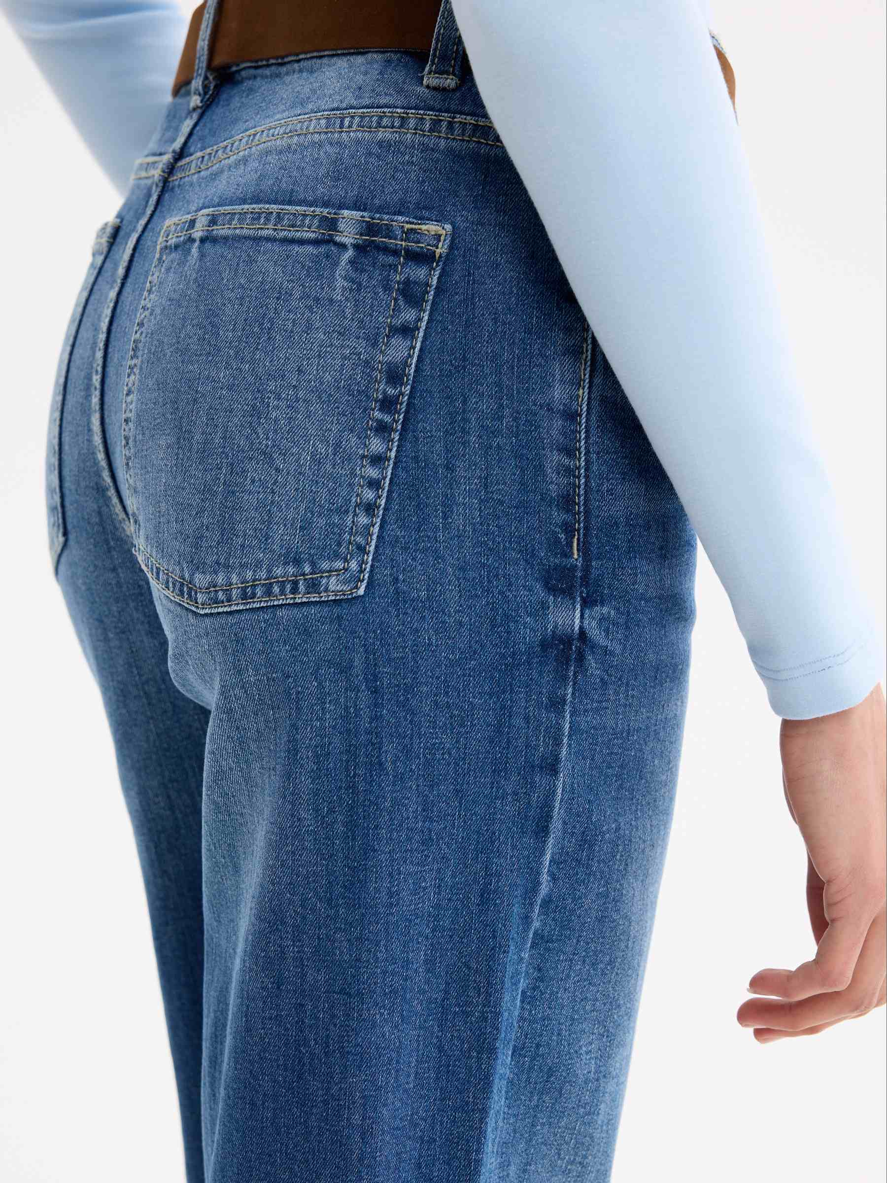 Culotte jeans with belt dark blue front view