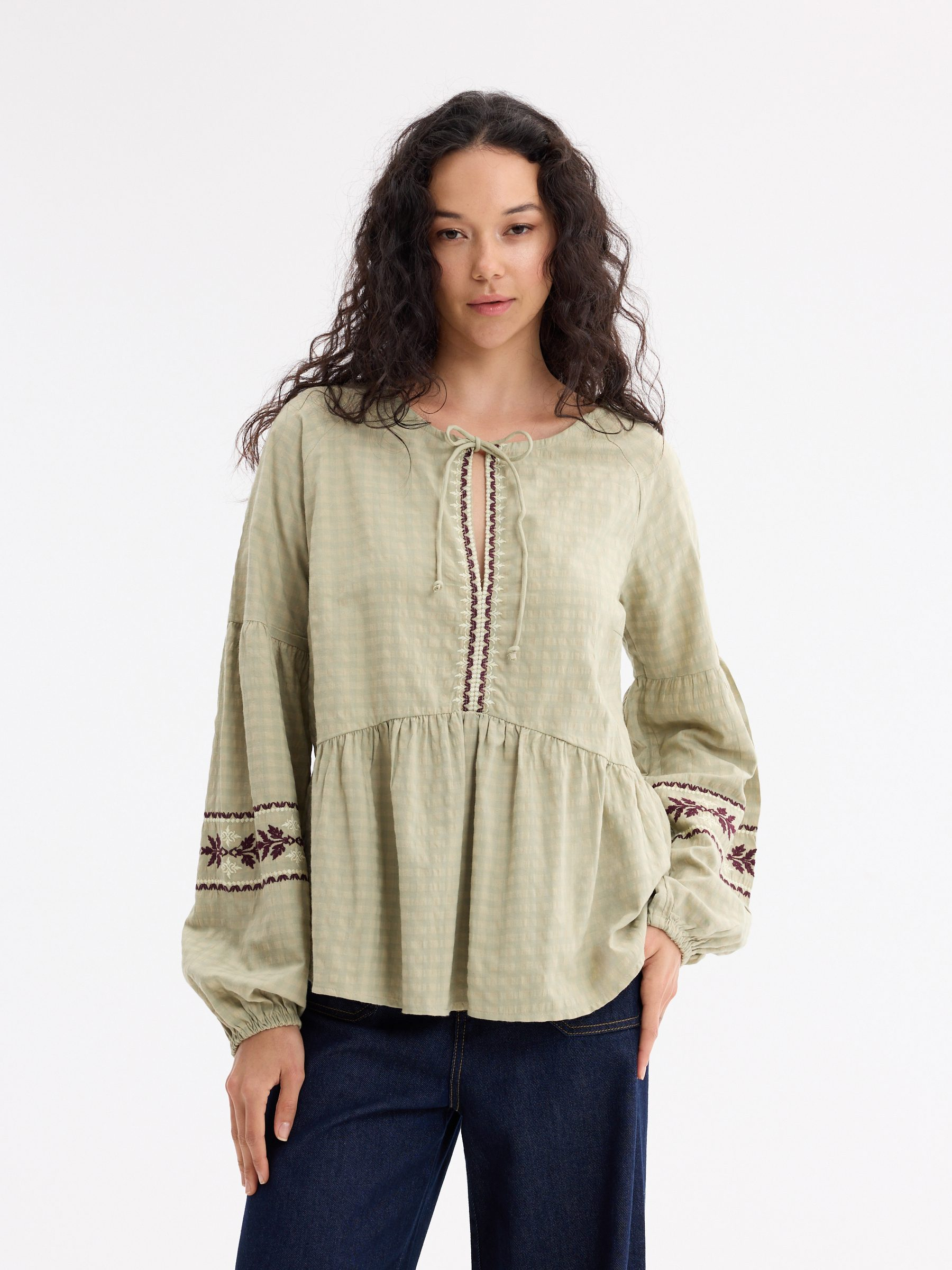 Blusa bordada floral viscosa verde grisáceo vista media frontal