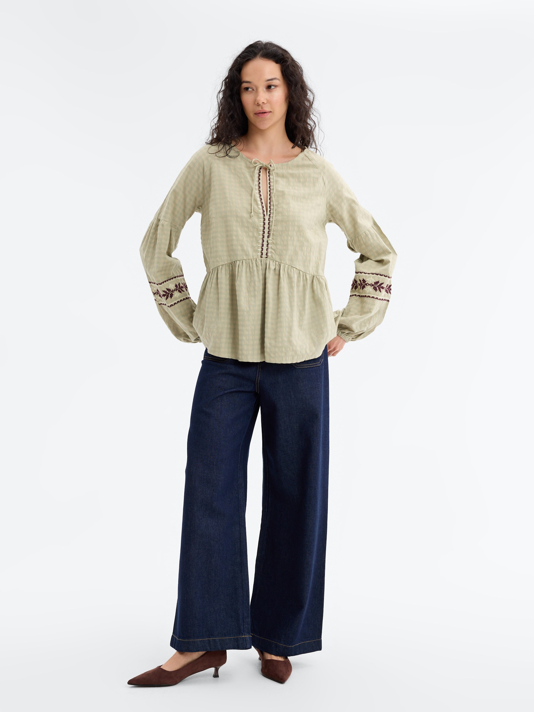 Blusa bordada floral de viscose verde acinzentado vista meia frontal