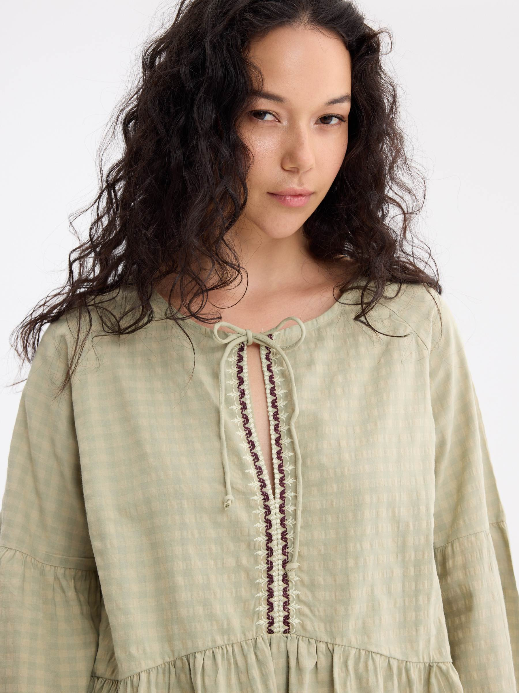 Blusa bordada floral viscosa verde grisáceo vista media frontal