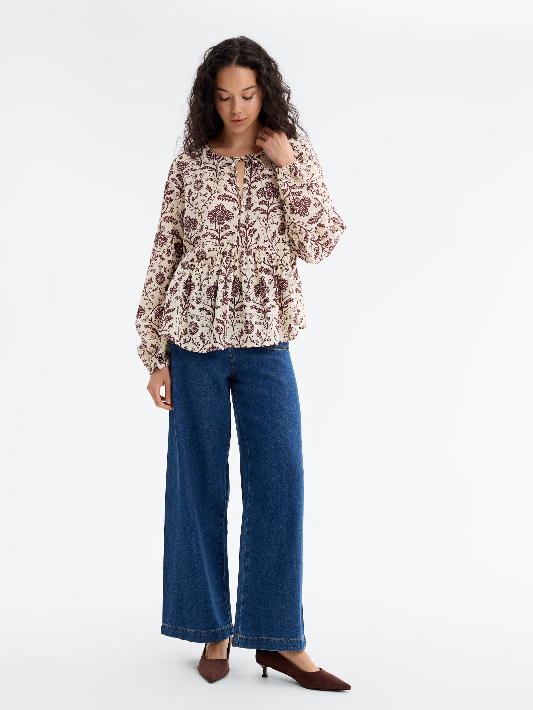 Long sleeve blouse floral print off white middle front view