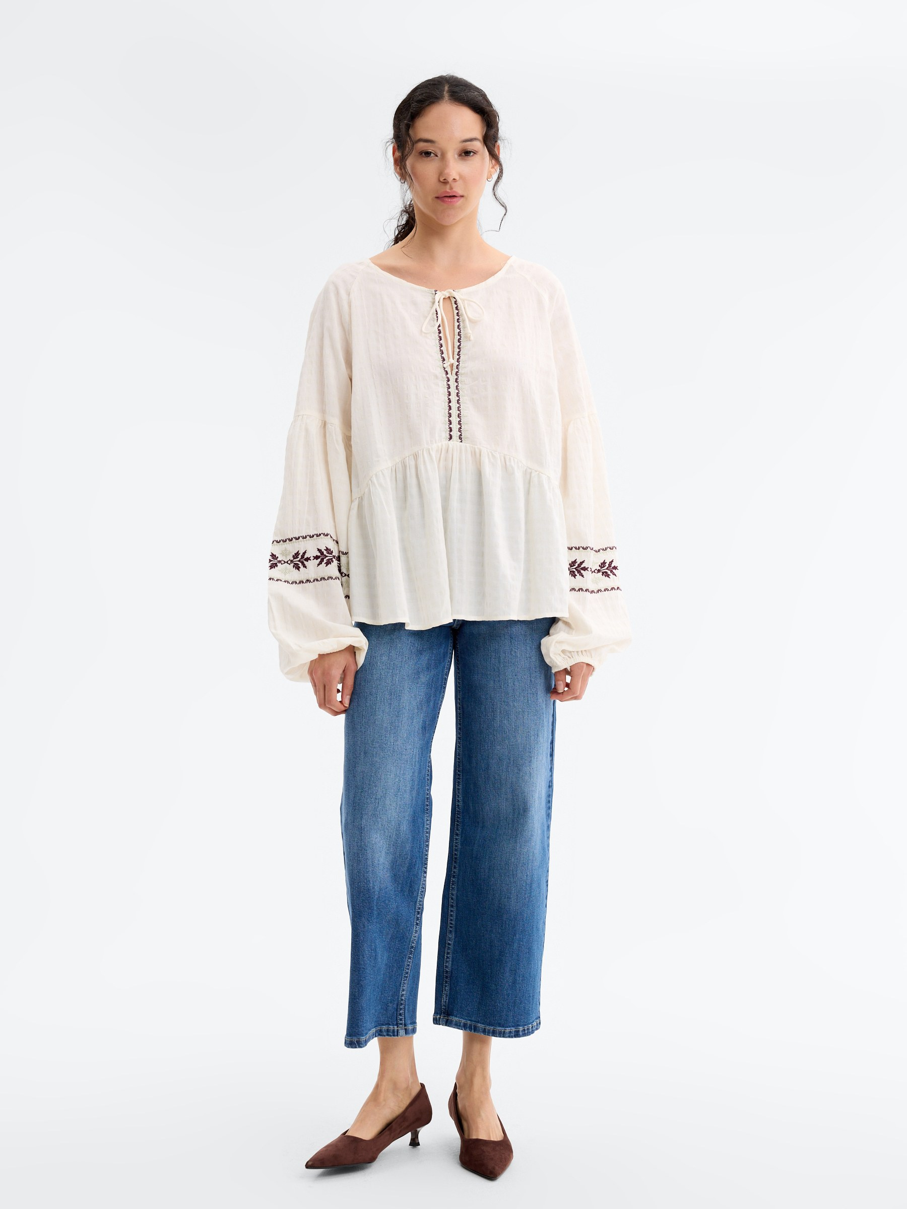 Blusa bordada floral viscosa blanco roto vista media frontal