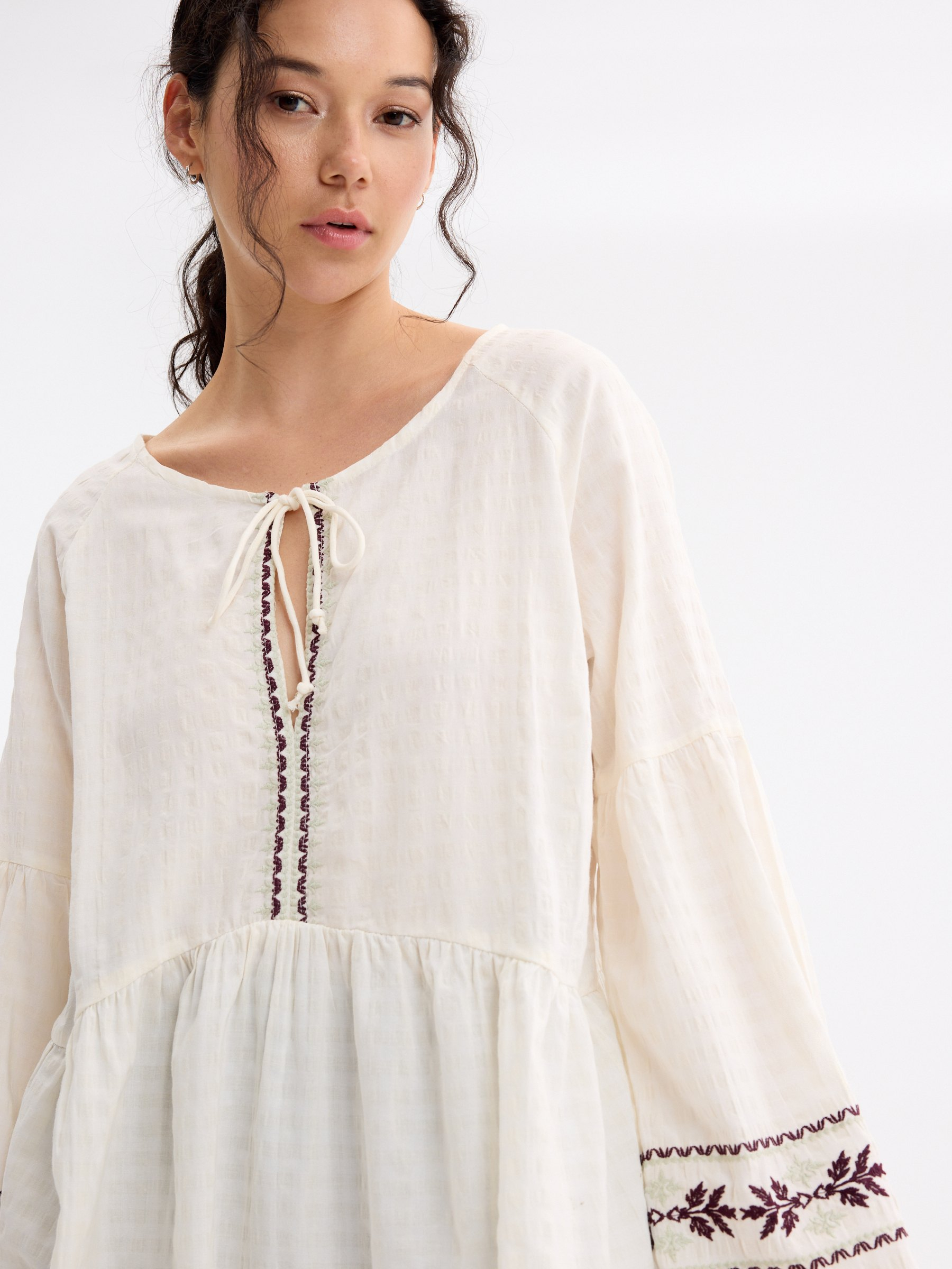 Blusa bordada floral de viscose off white vista meia frontal