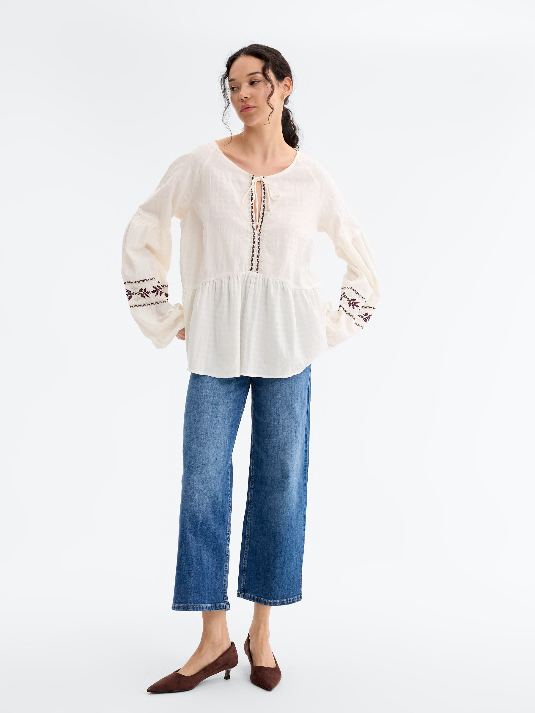 Blusa bordada floral viscosa blanco roto vista media frontal