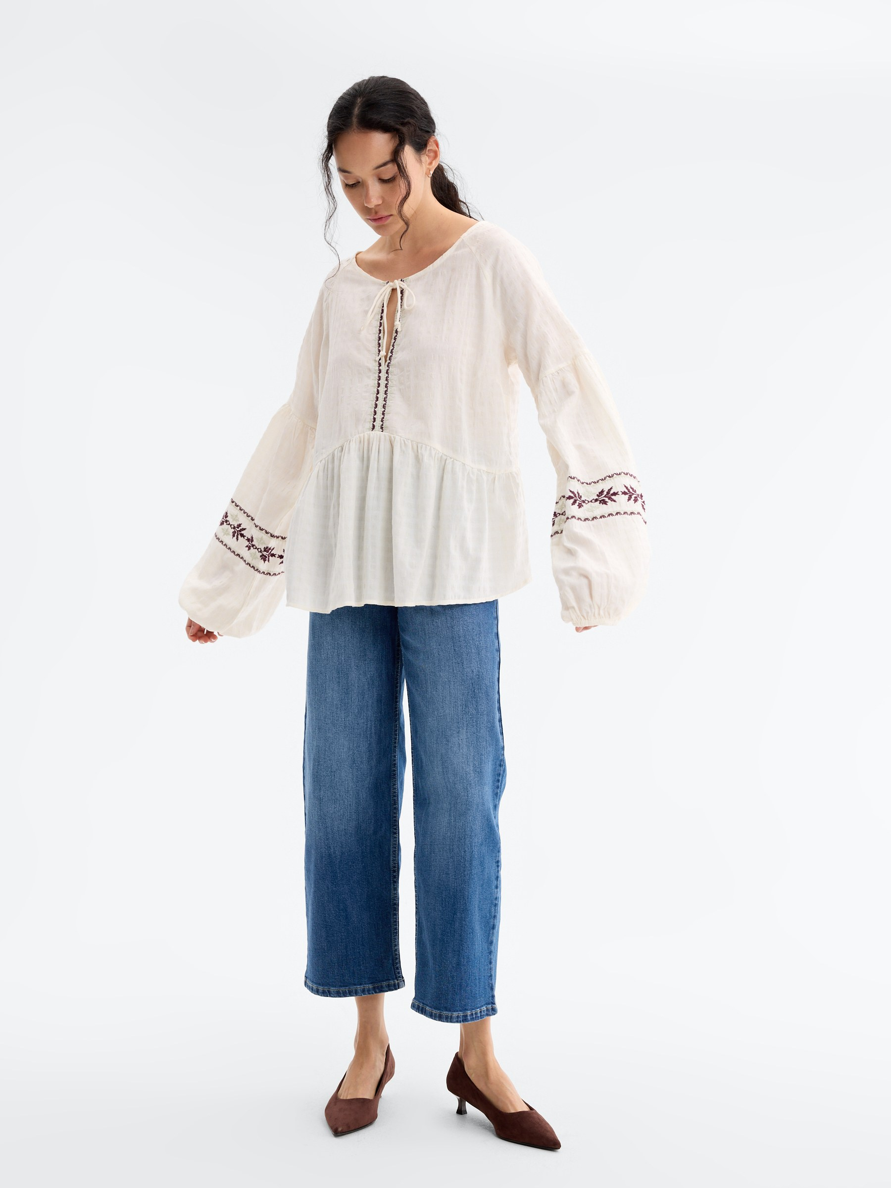 Blusa bordada floral de viscose off white vista meia frontal