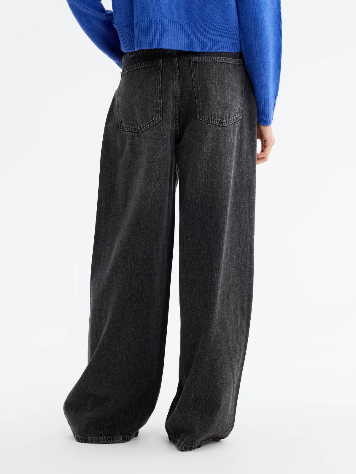Jeans extra wide leg tiro alto negro vista media trasera