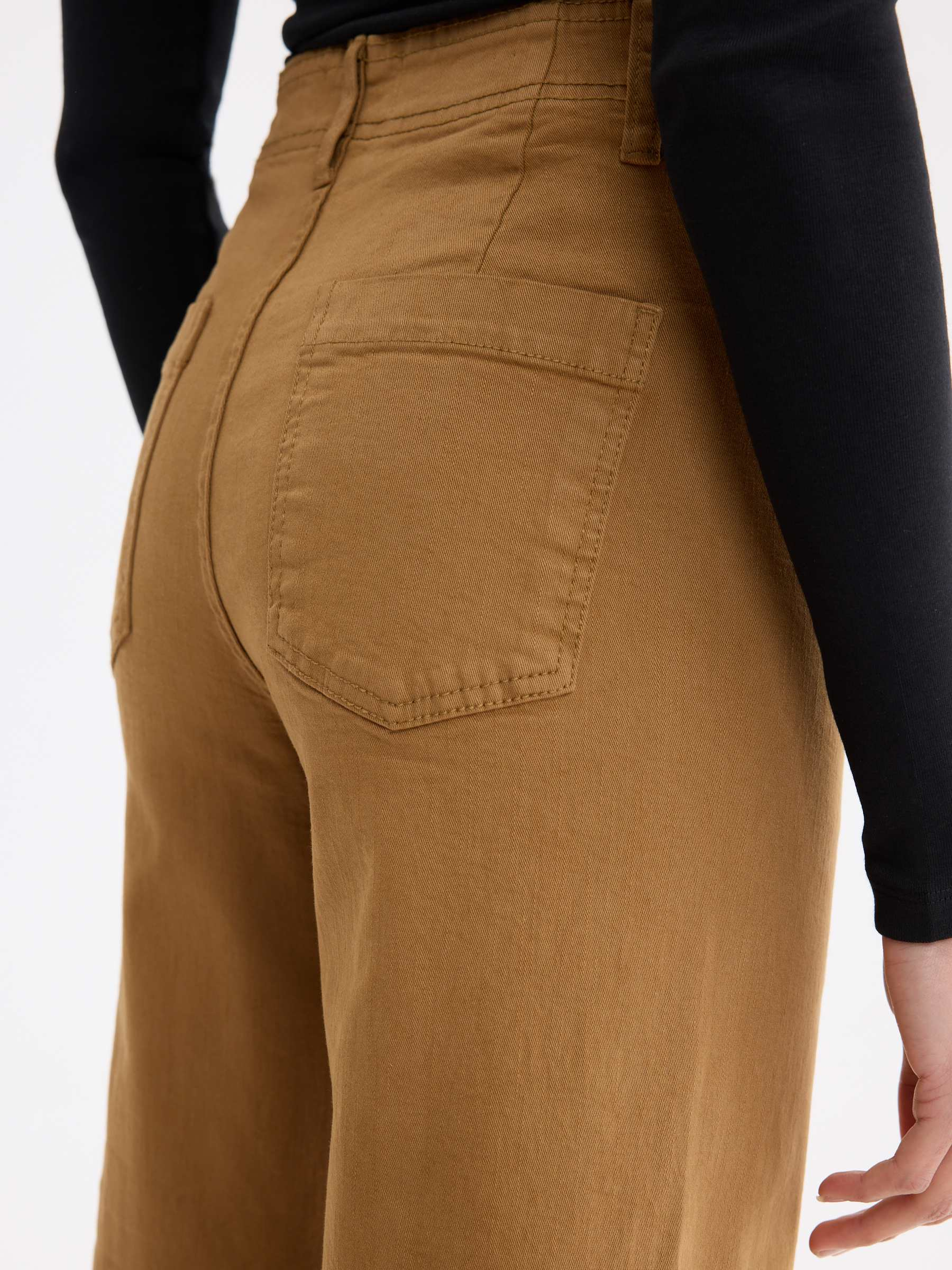 High-waisted culotte pants brown front view