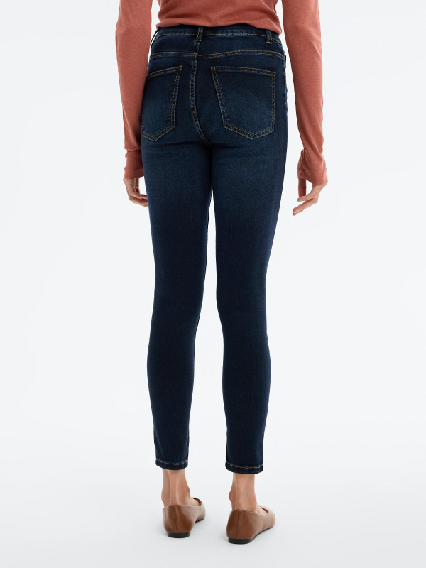 Jeans slim tiro alto azul oscuro vista media trasera