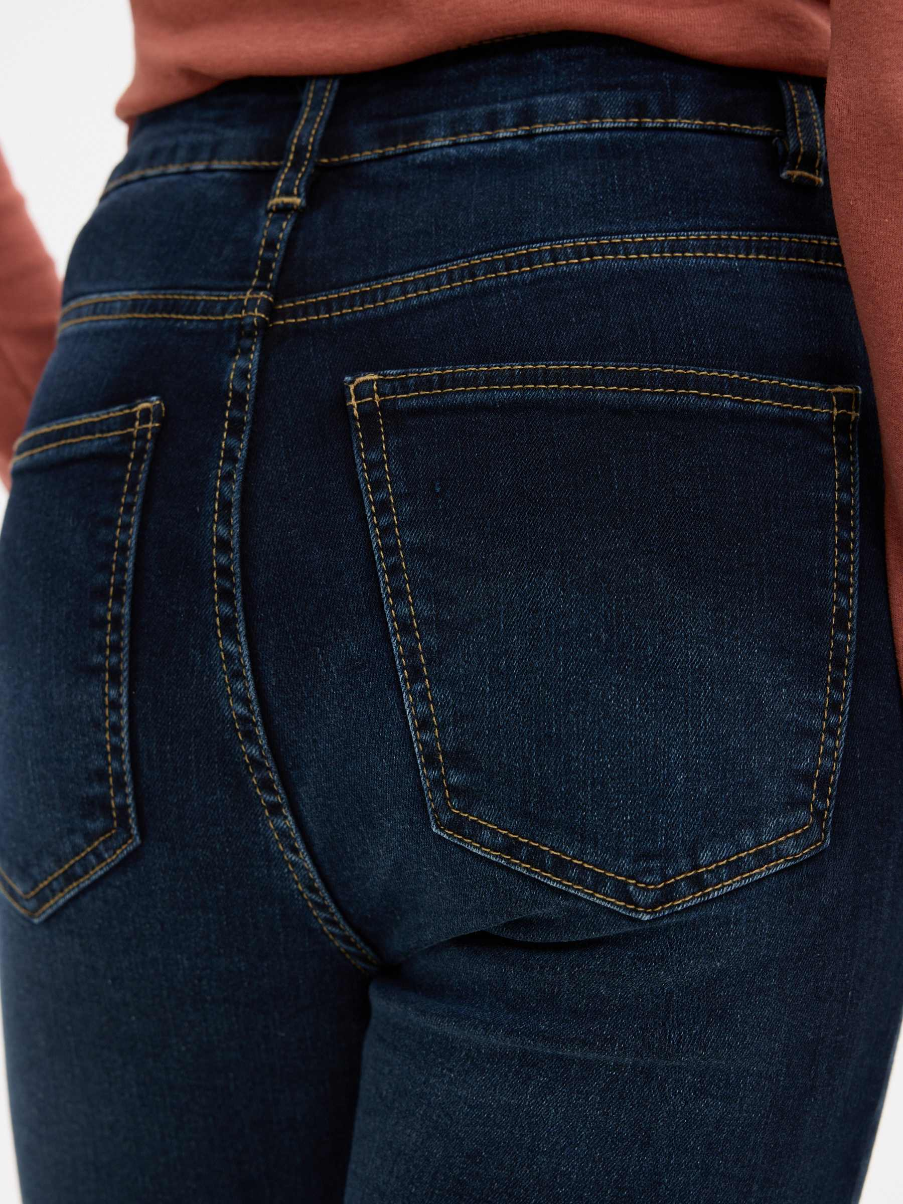 Jeans slim tiro alto azul oscuro vista general frontal