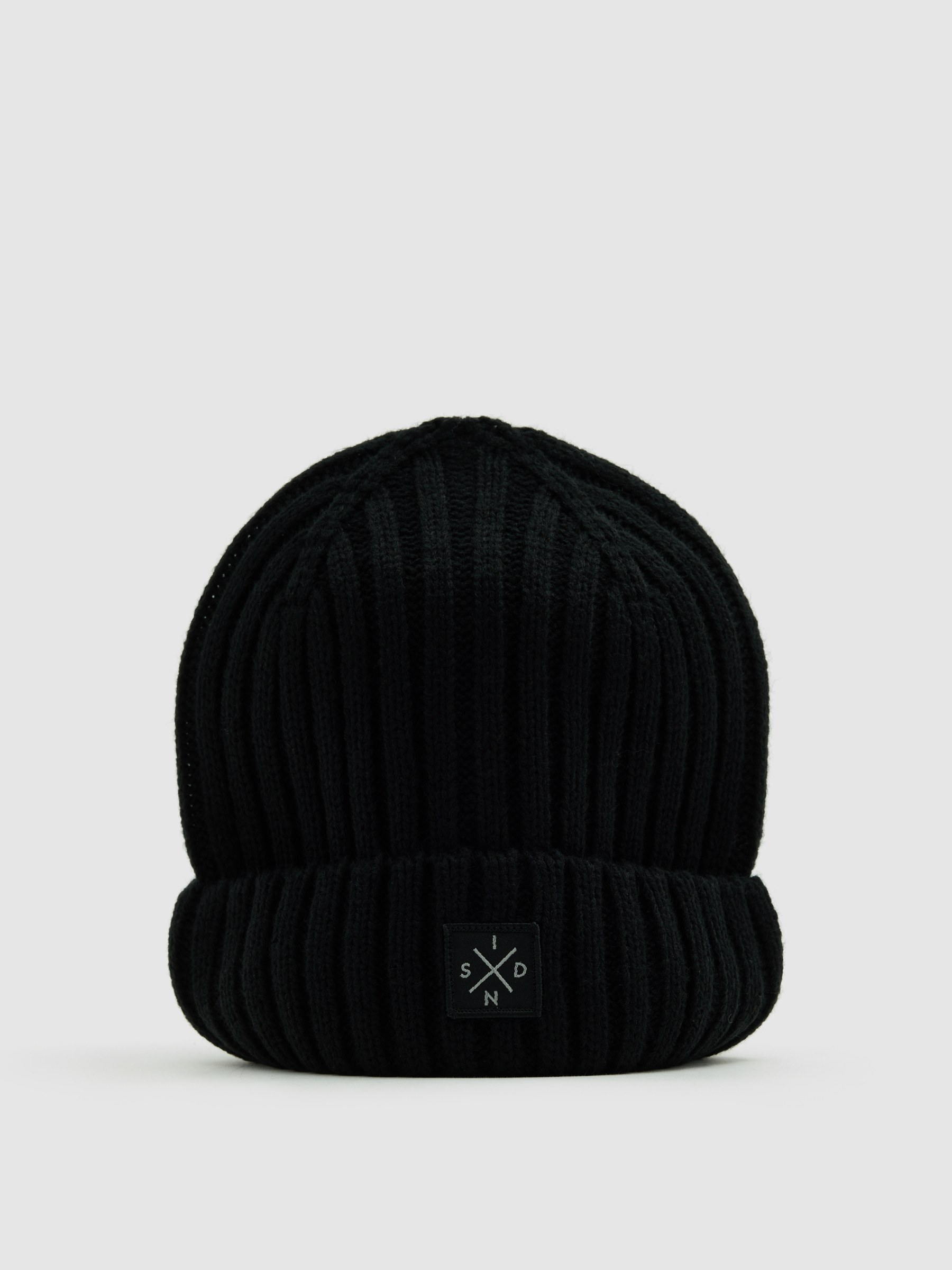 Ribbed cuff beanie black 45º front view