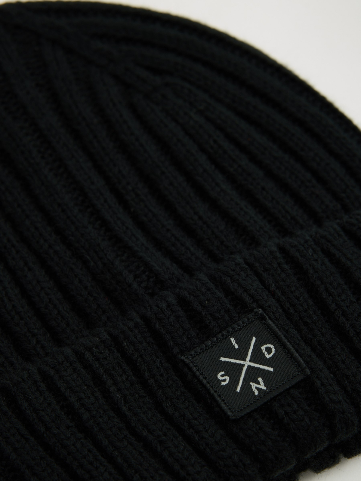 Ribbed cuff beanie black 45º back view