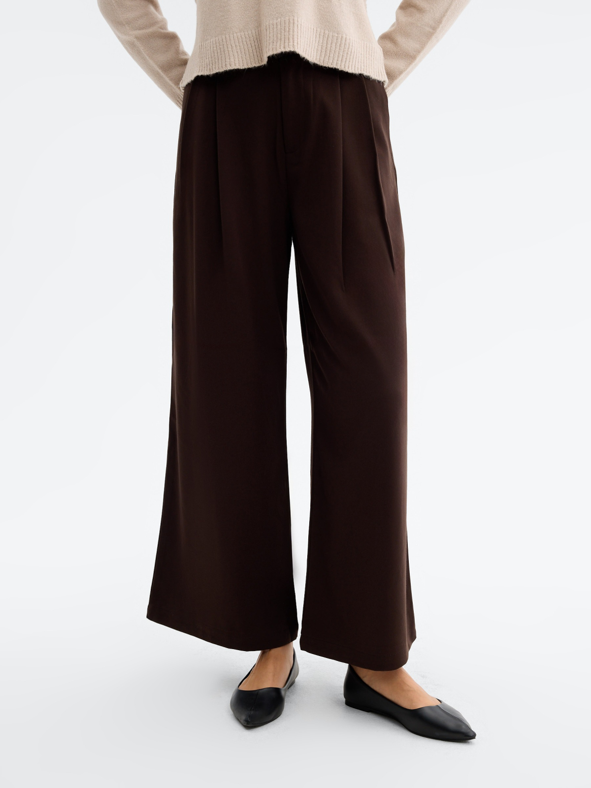 High-waisted wide-leg pleated pants chocolate middle front view