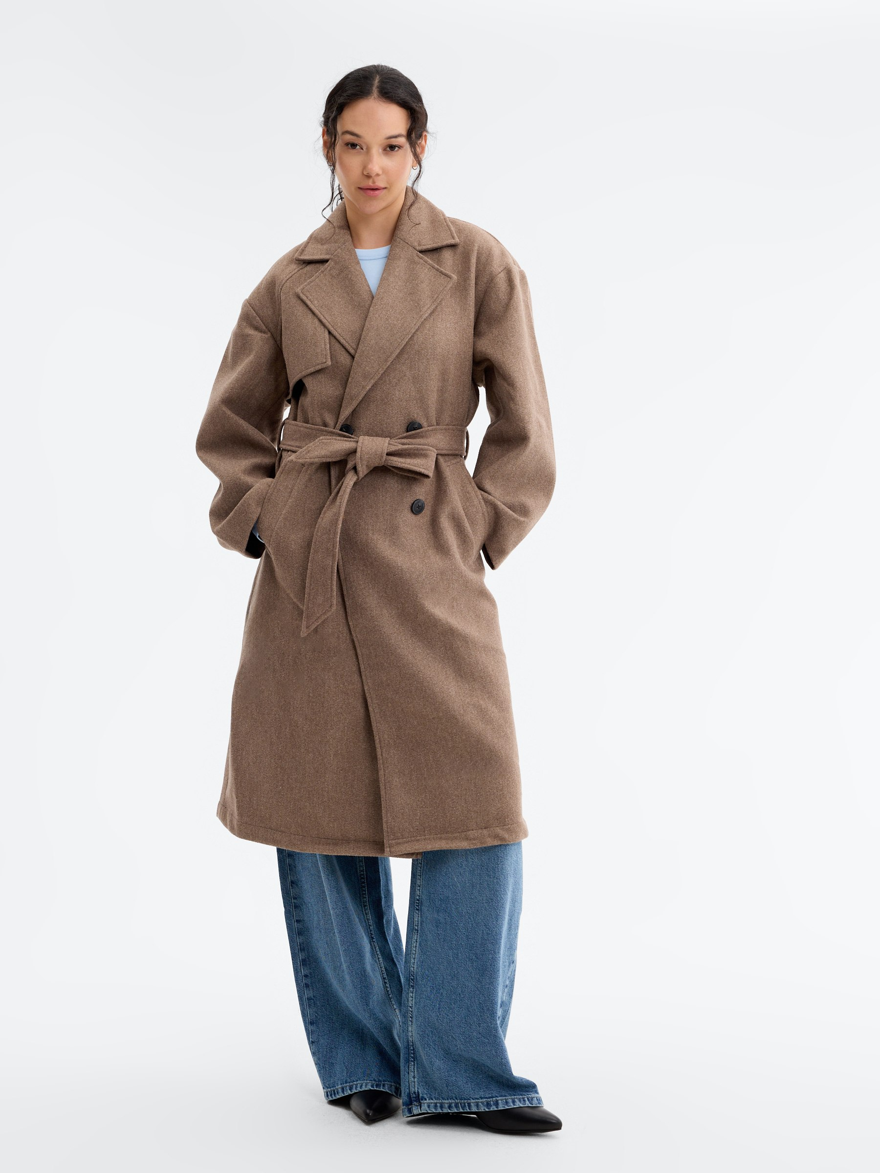 Trench midi cinto marrom escuro vista meia frontal