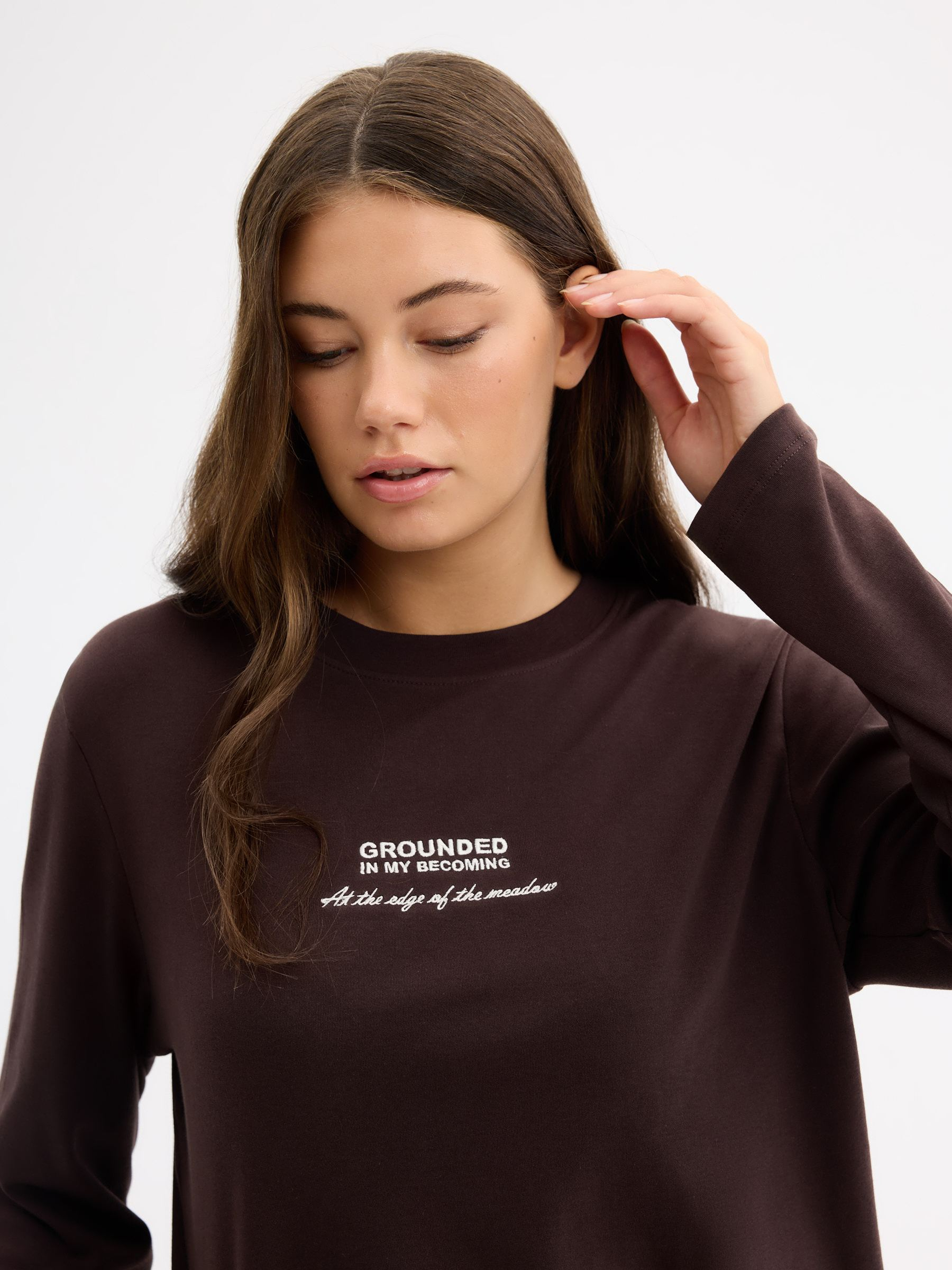 Camiseta manga larga bordada chocolate vista media frontal