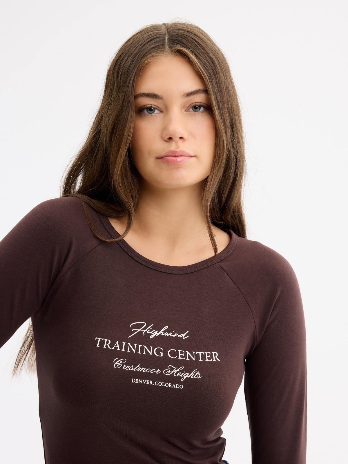 Camiseta manga ranglan slim chocolate vista detalle