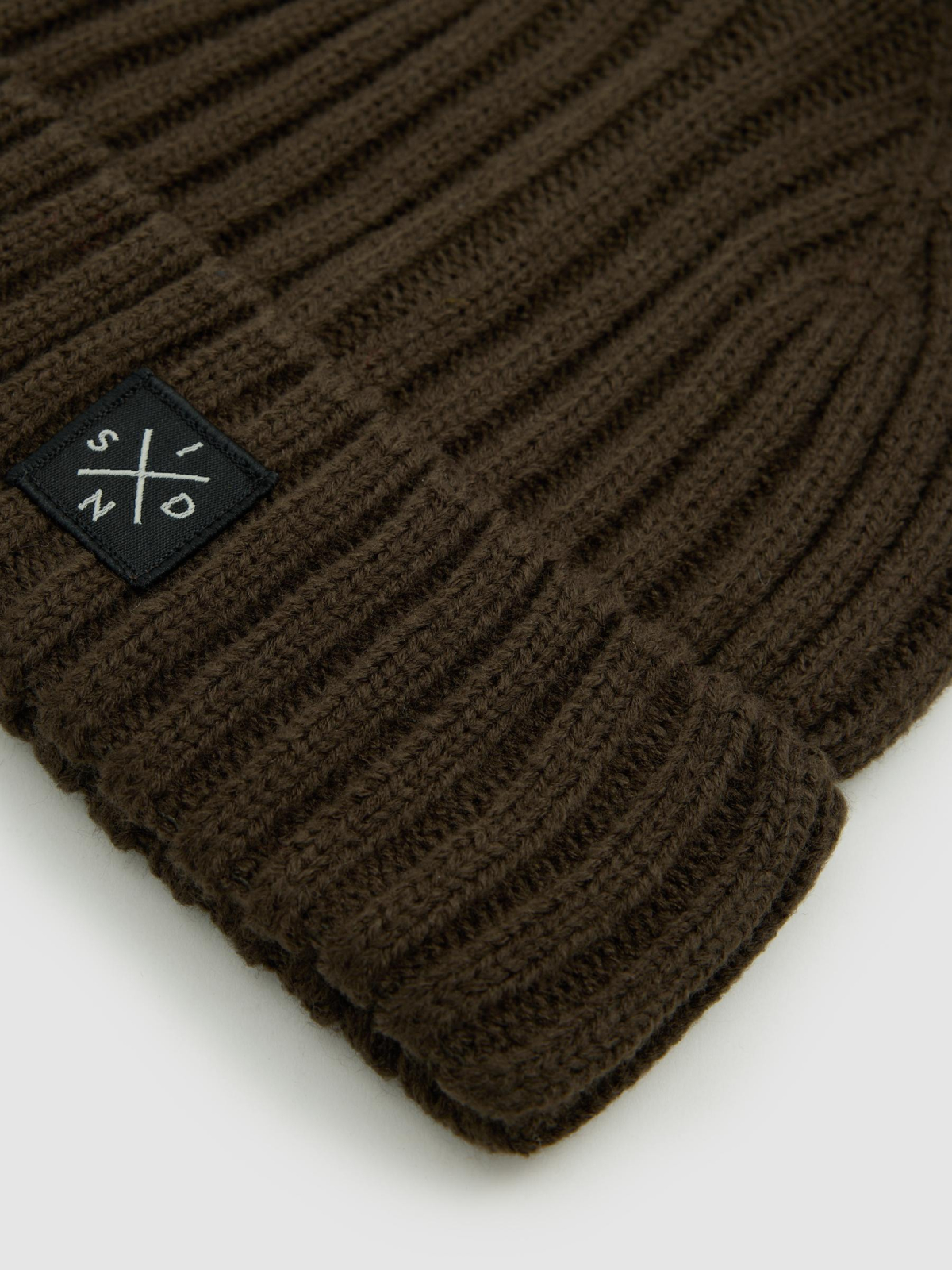 Gorro com ponto canelado marrom escuro vista lateral traseira 45º