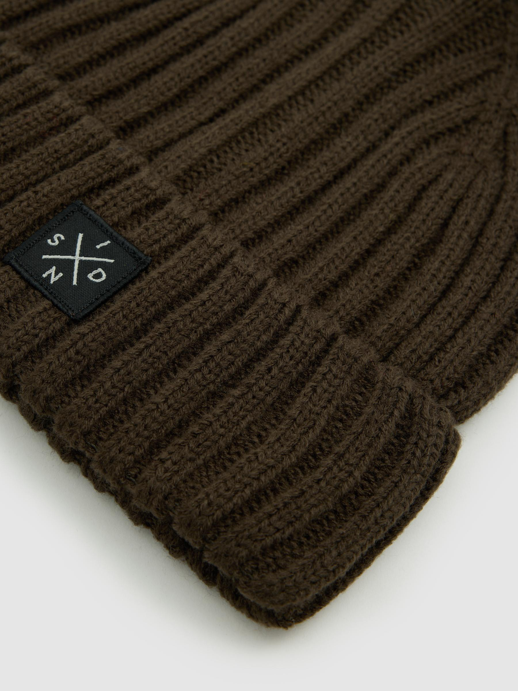 Gorro com ponto canelado marrom escuro vista lateral frontal 45º