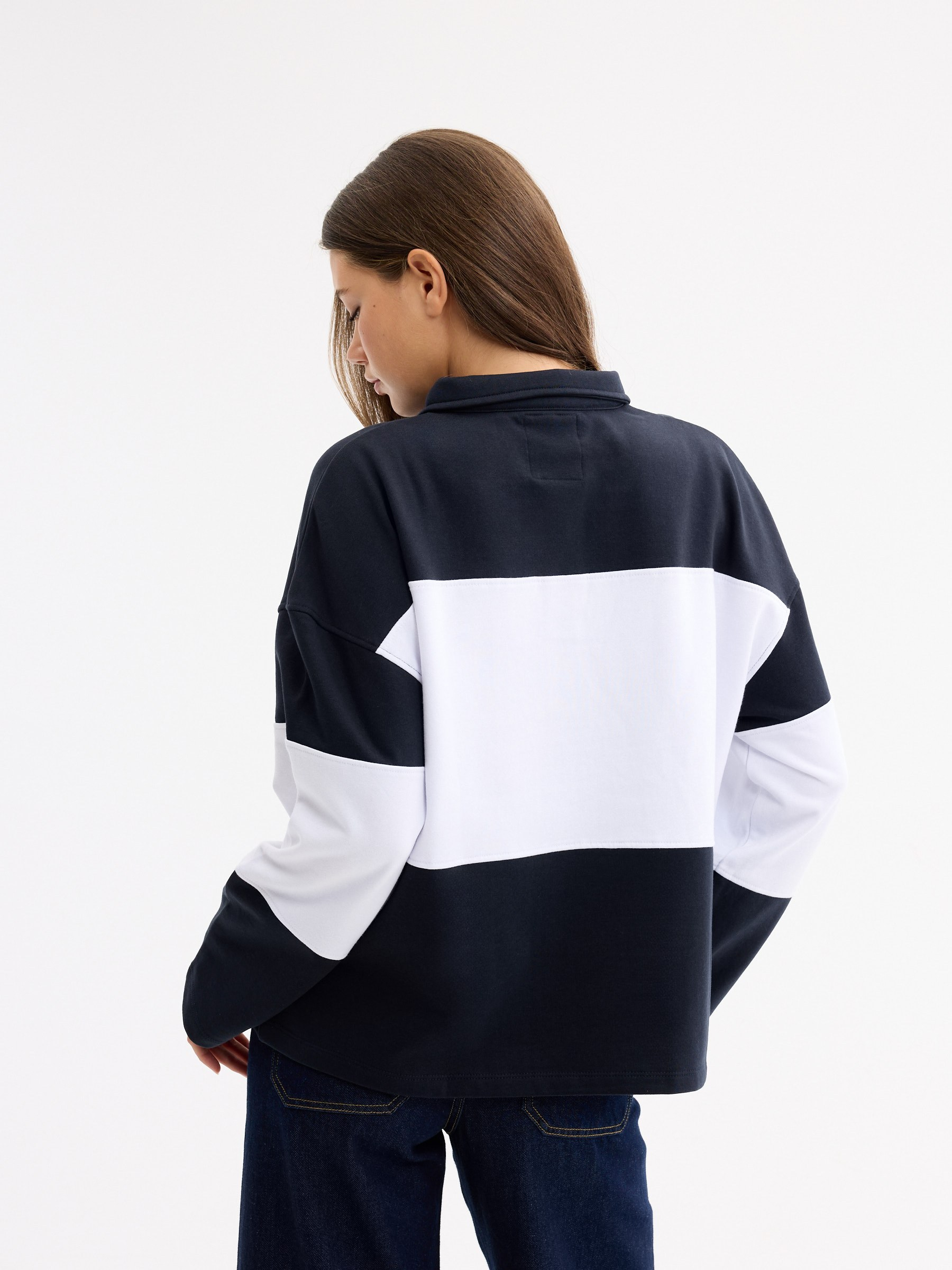 Sweatshirt gola polo com painéis azul marinho vista meia frontal