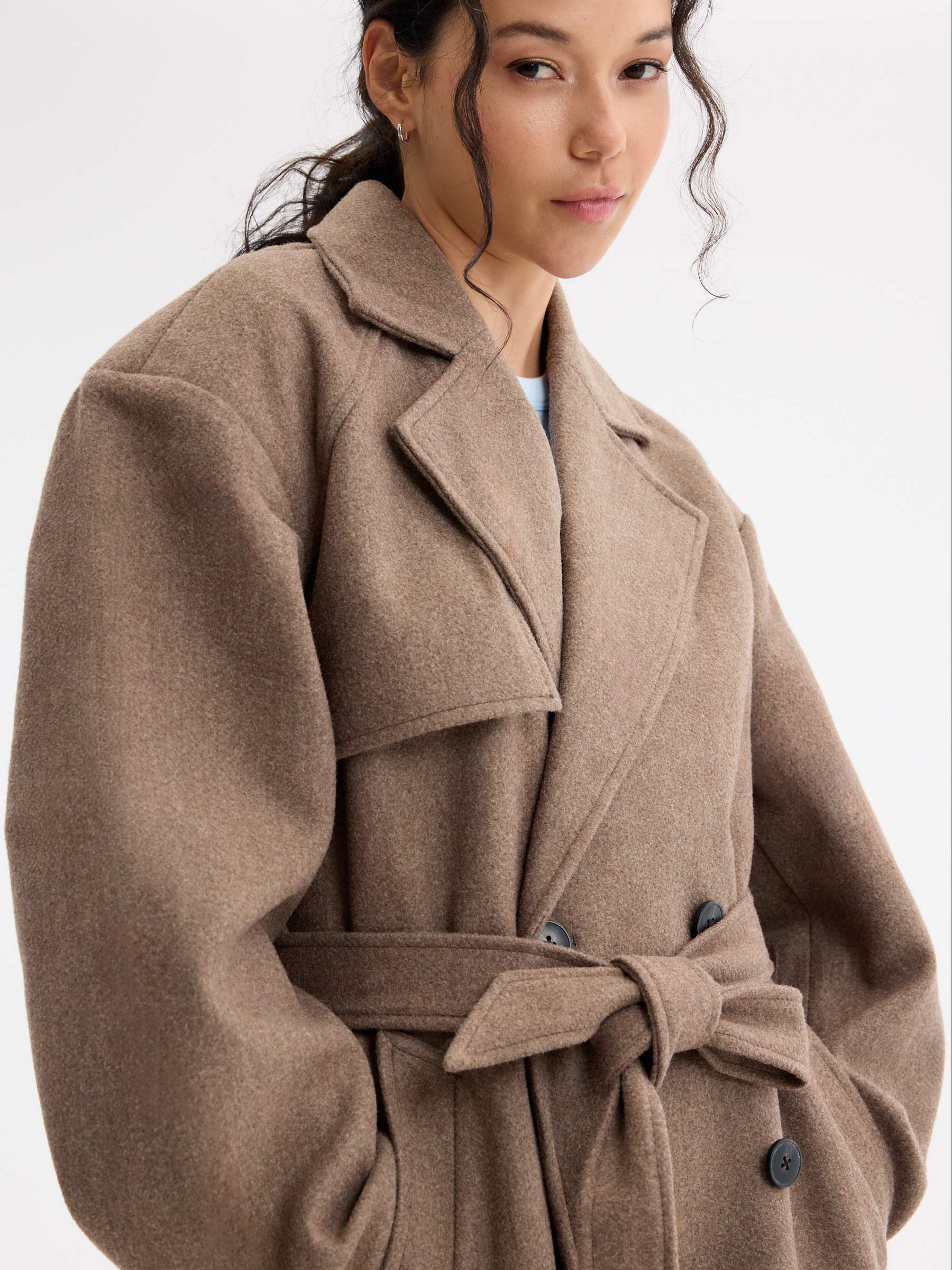 Trench midi cinto marrom escuro vista meia frontal