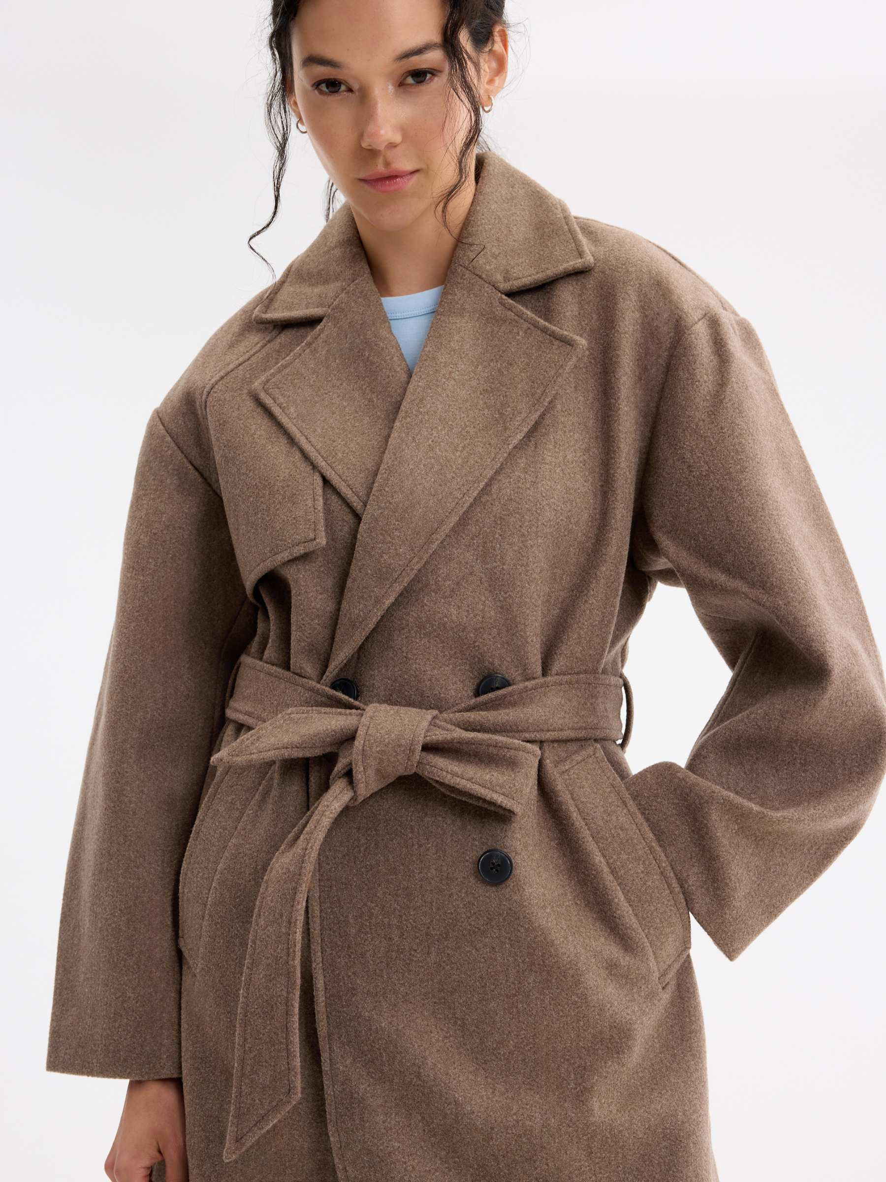 Trench midi cinto marrom escuro vista meia frontal