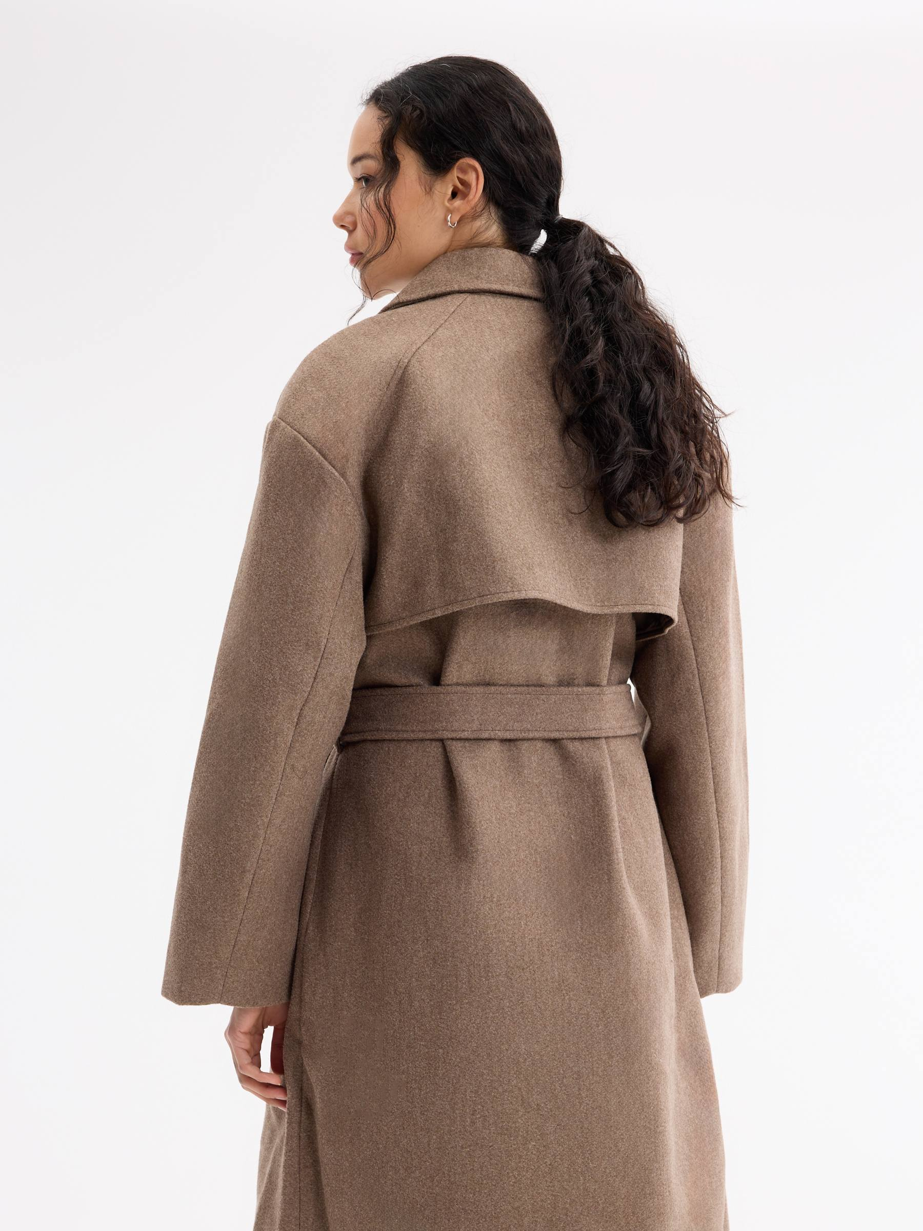 Trench midi cinto marrom escuro vista meia frontal