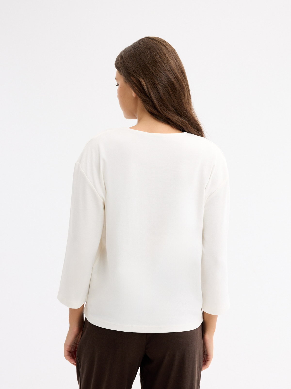 T-shirt decote barco oversized off white vista meia traseira
