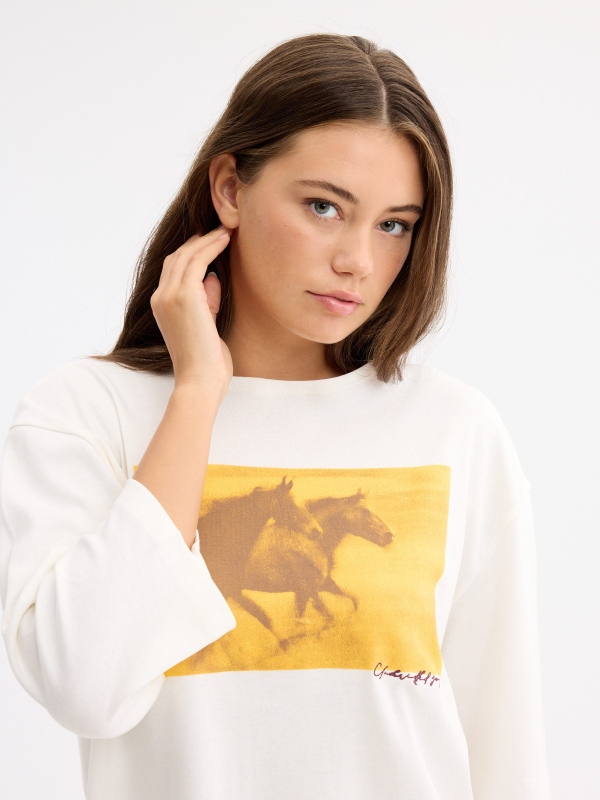 T-shirt decote barco oversized off white vista detalhe