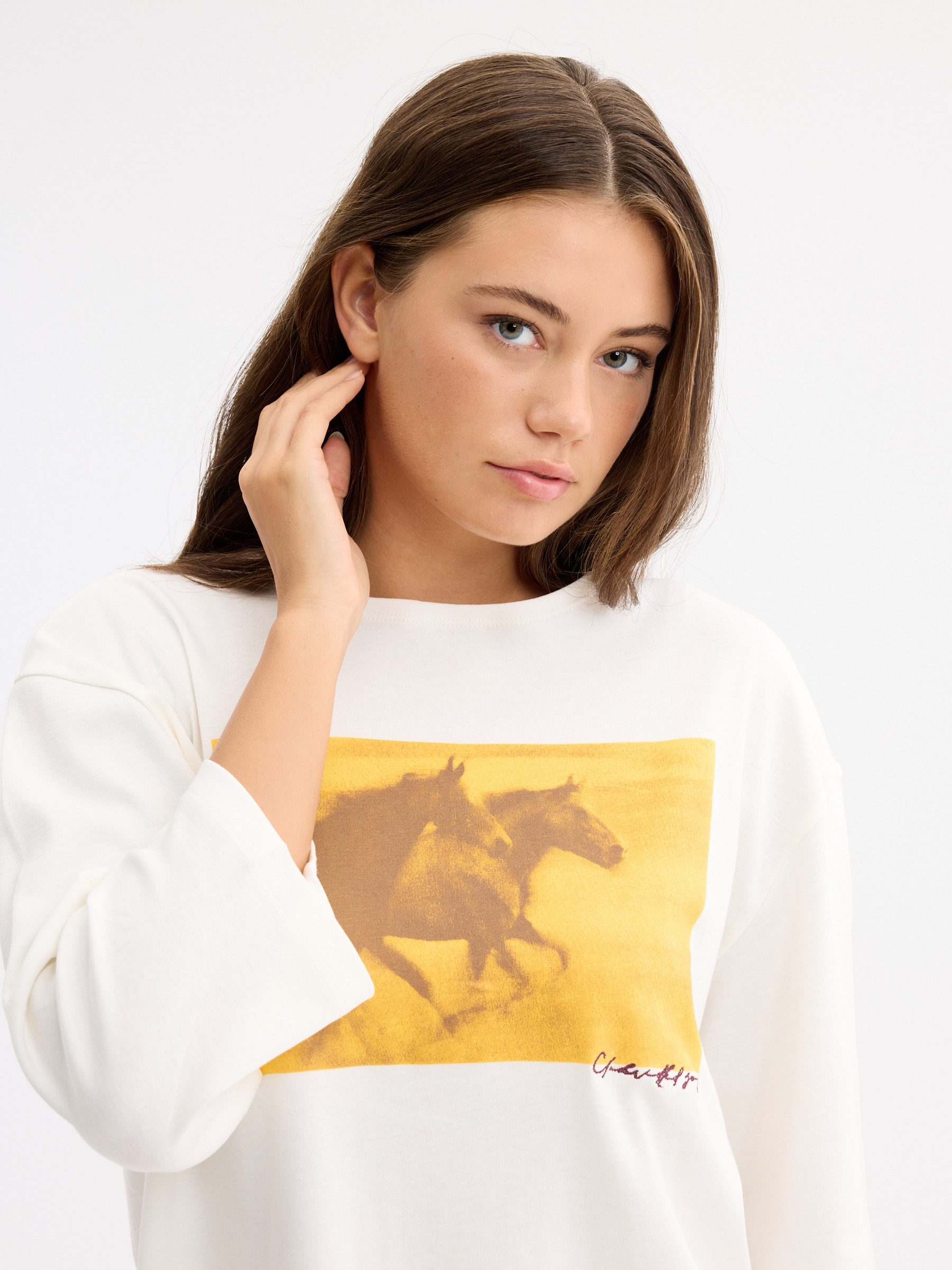 T-shirt decote barco oversized off white vista meia frontal