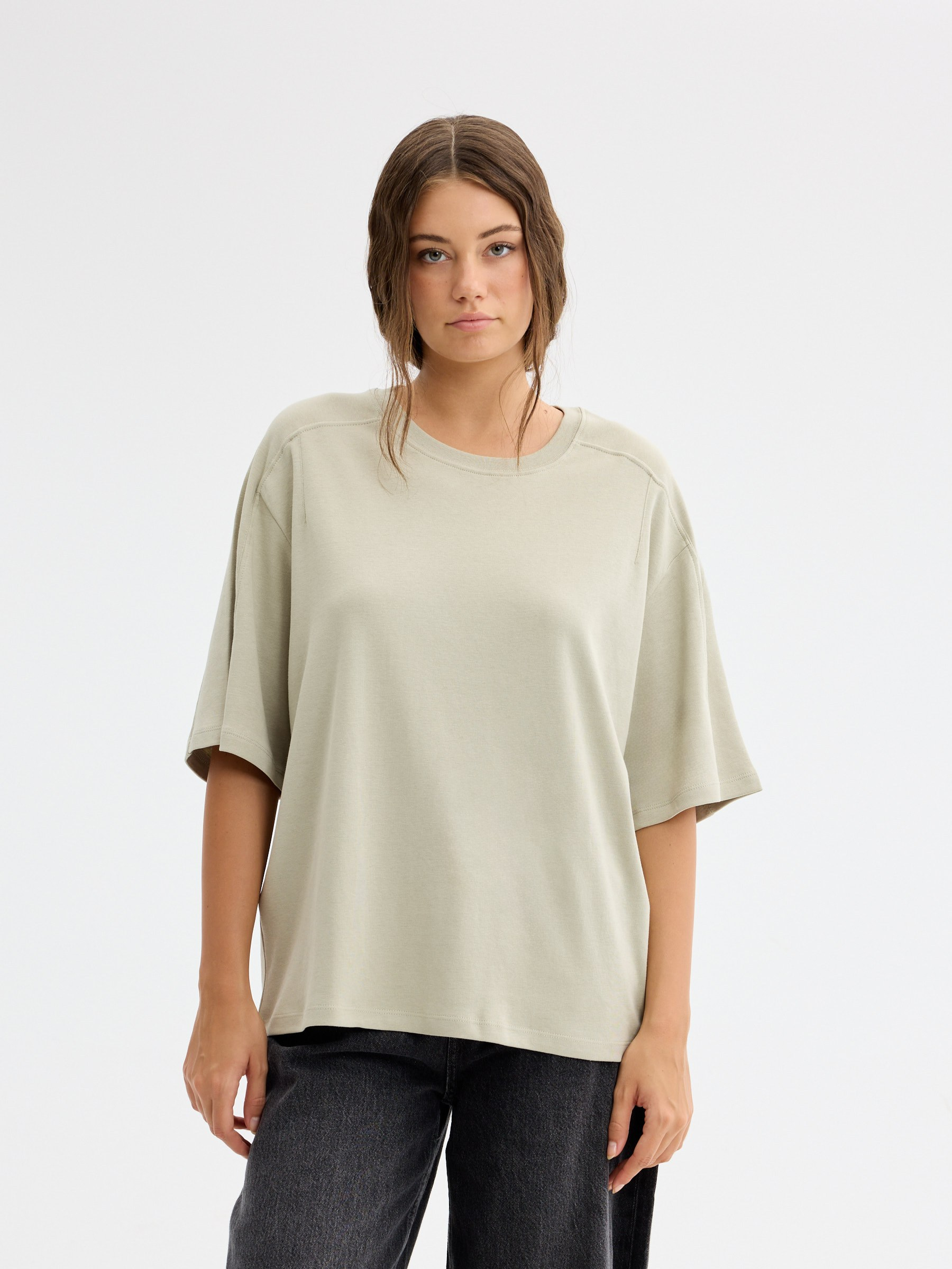 T-shirt oversize boxy fit verde acinzentado vista meia frontal