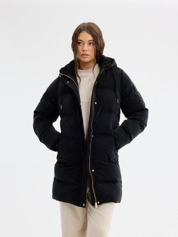 Anorak acolchoado com capuz preto vista meia frontal