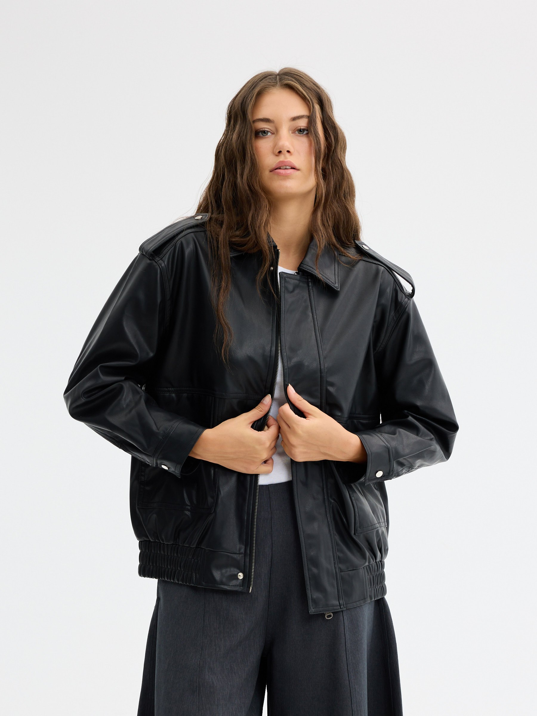 Cazadora oversize biker polipiel negro vista media frontal