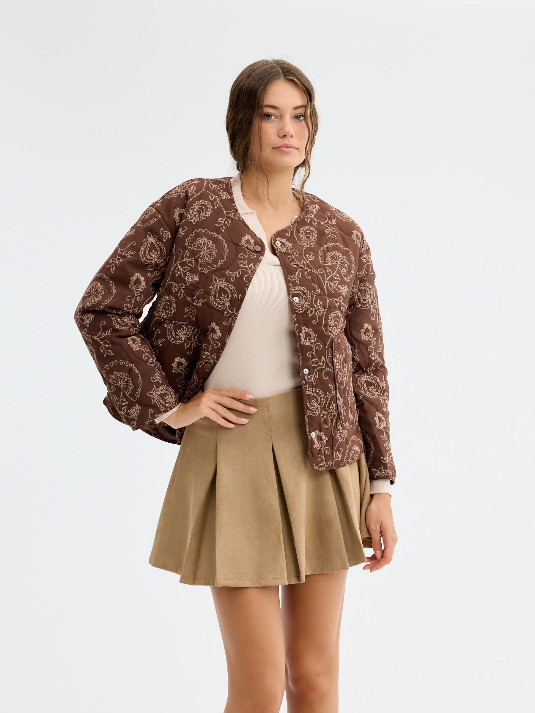 Cazadora bomber flores oversize berenjena vista media frontal