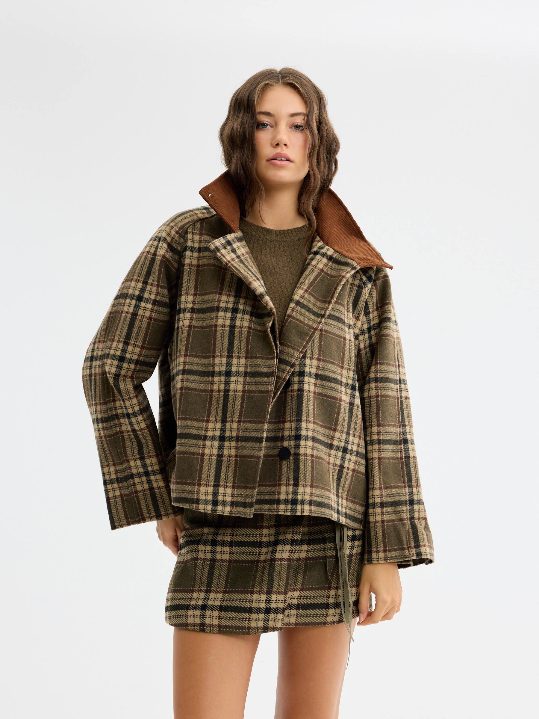 Trench curto xadrez oversized cáqui vista meia frontal