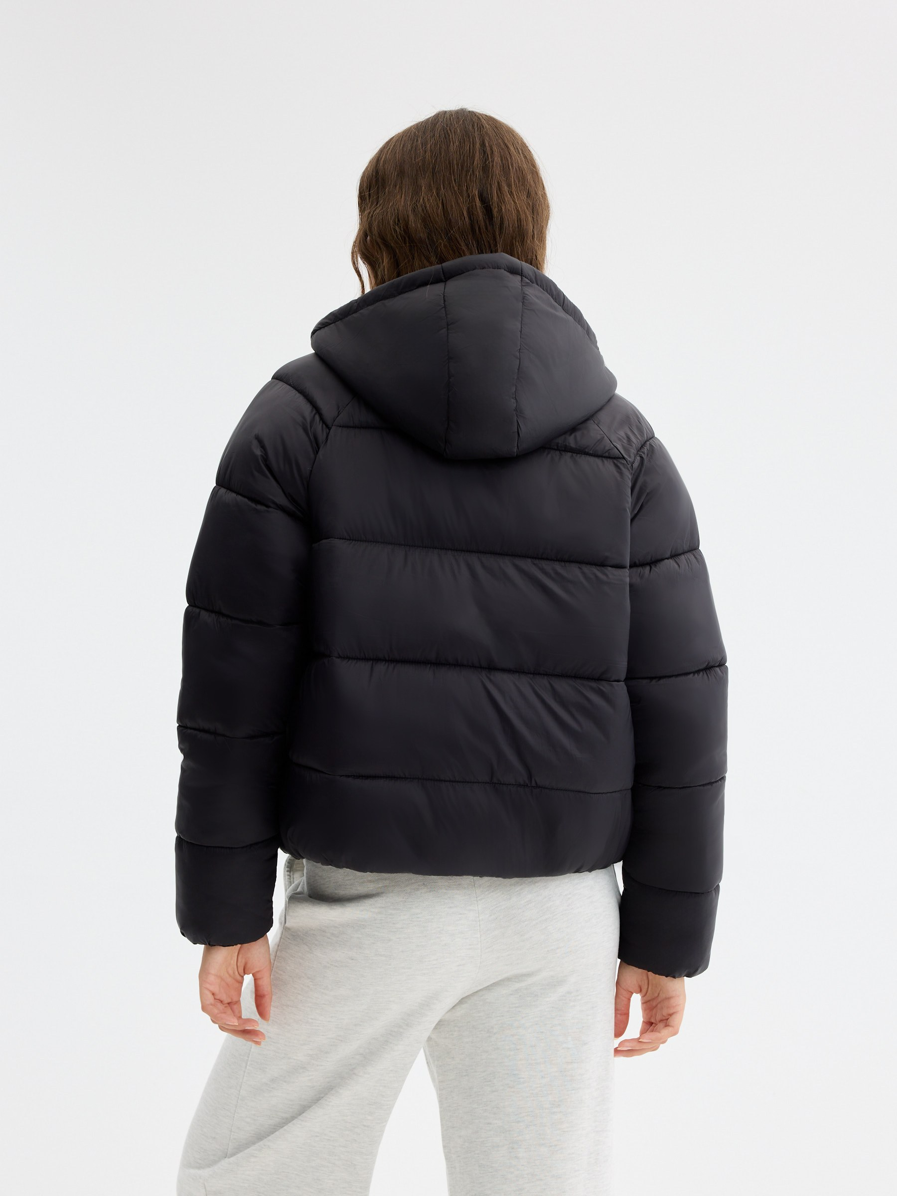 Jaqueta acolchoada de nylon com capuz preto vista meia frontal