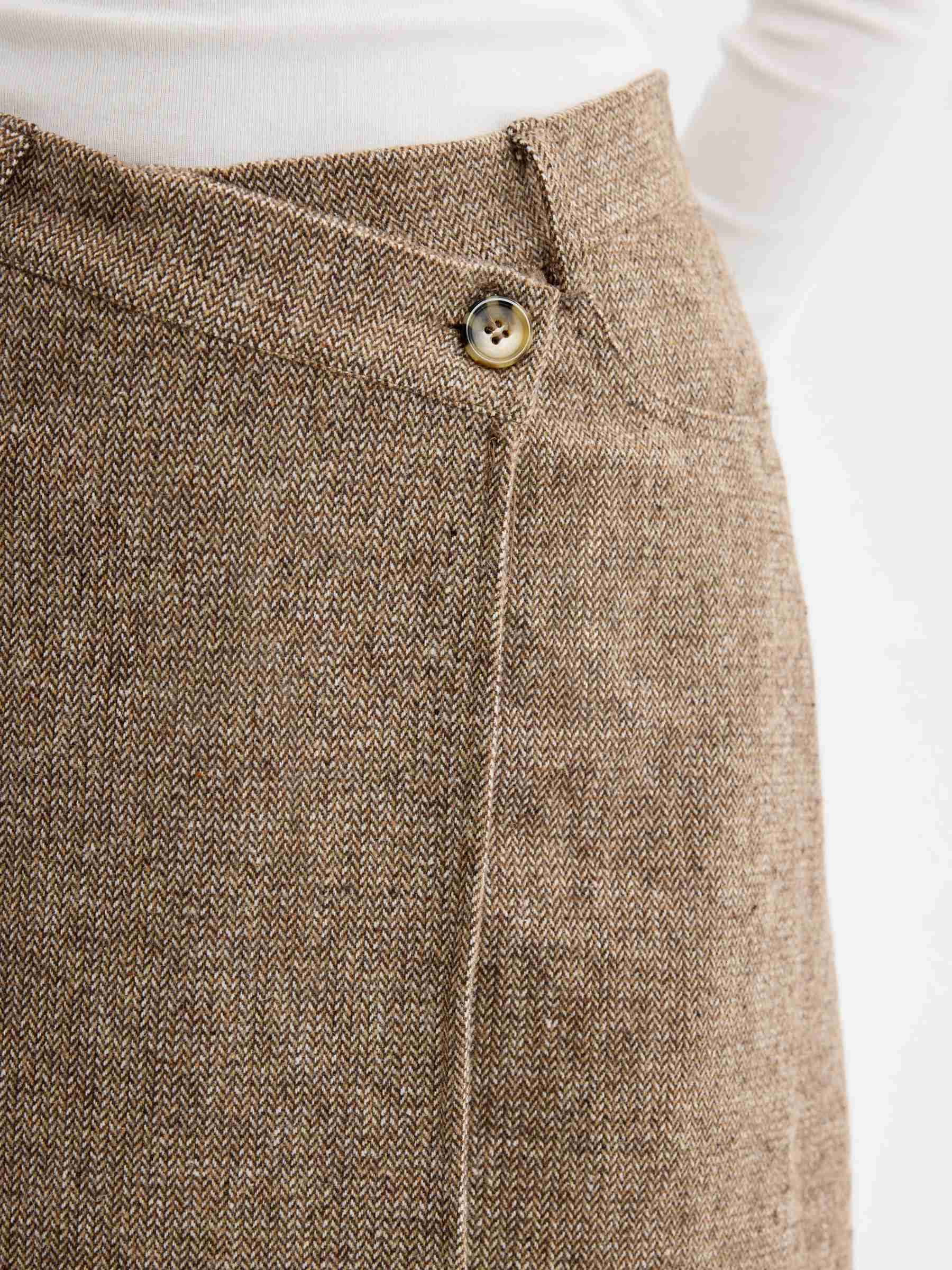Falda midi tweed asimétrica marrón vista media frontal