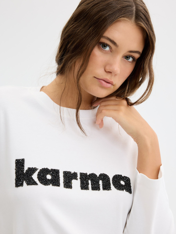 T-shirt manga comprida print karma branco vista detalhe