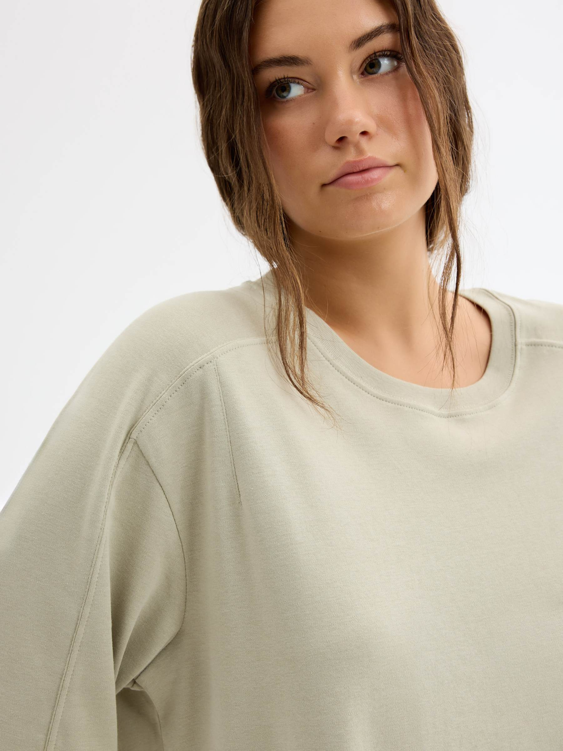 T-shirt oversize boxy fit verde acinzentado vista meia frontal