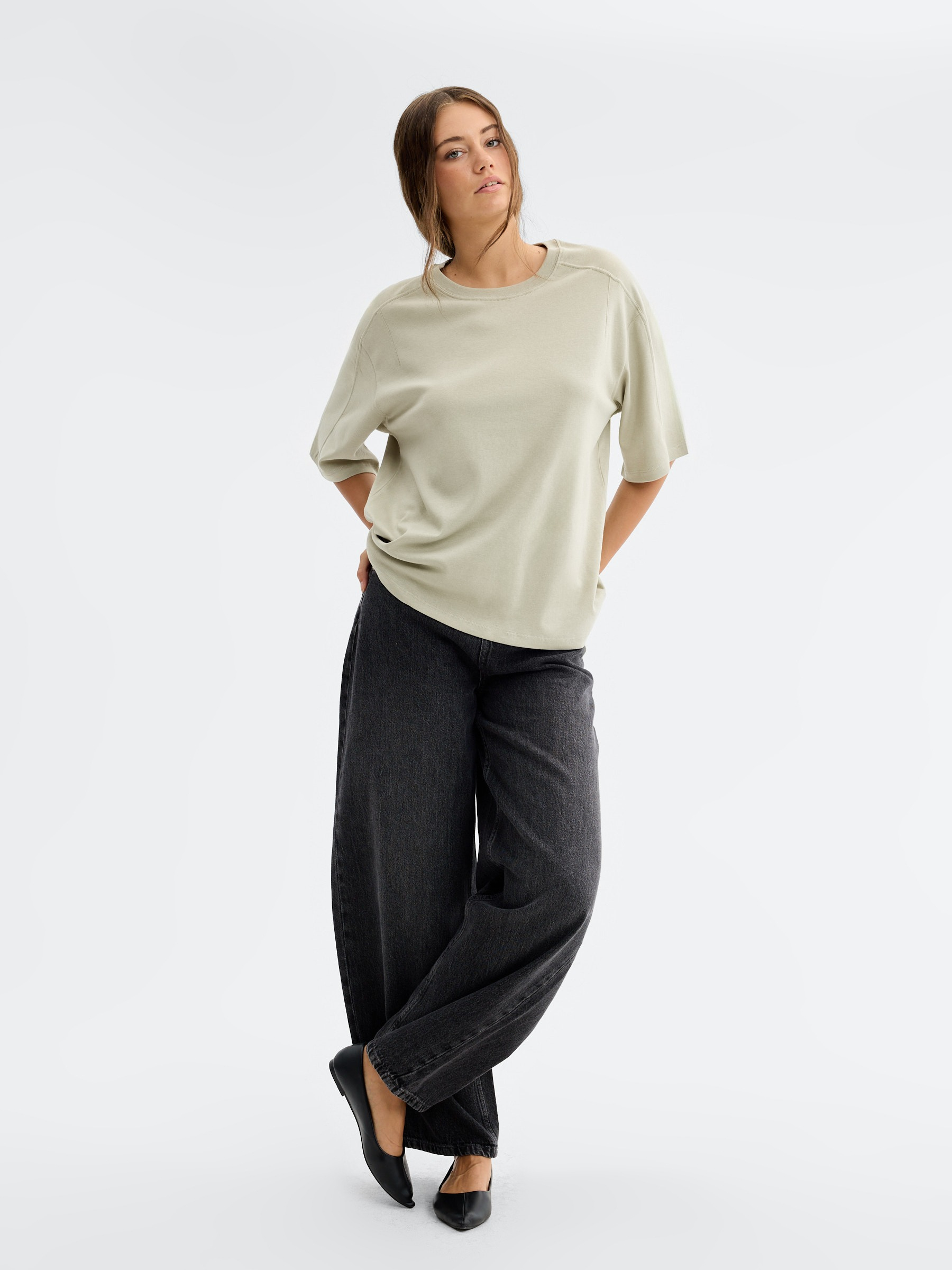 T-shirt oversize boxy fit verde acinzentado vista meia frontal