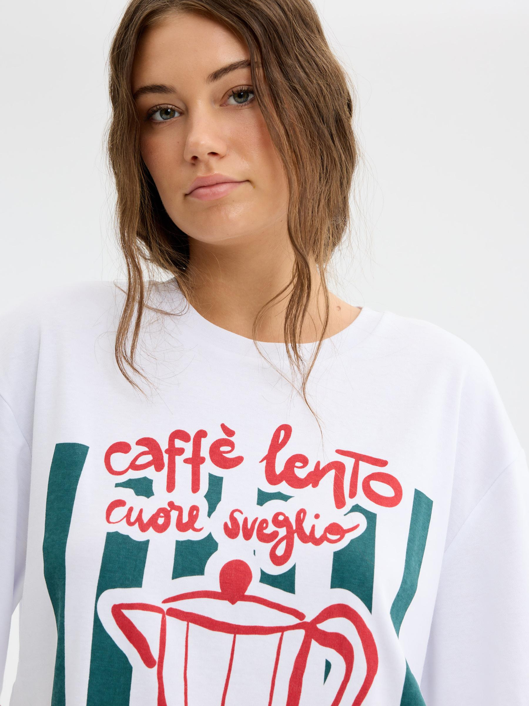 T-shirt oversize caffe lento branco vista meia frontal