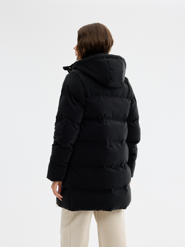 Anorak acolchado con capucha negro vista media trasera
