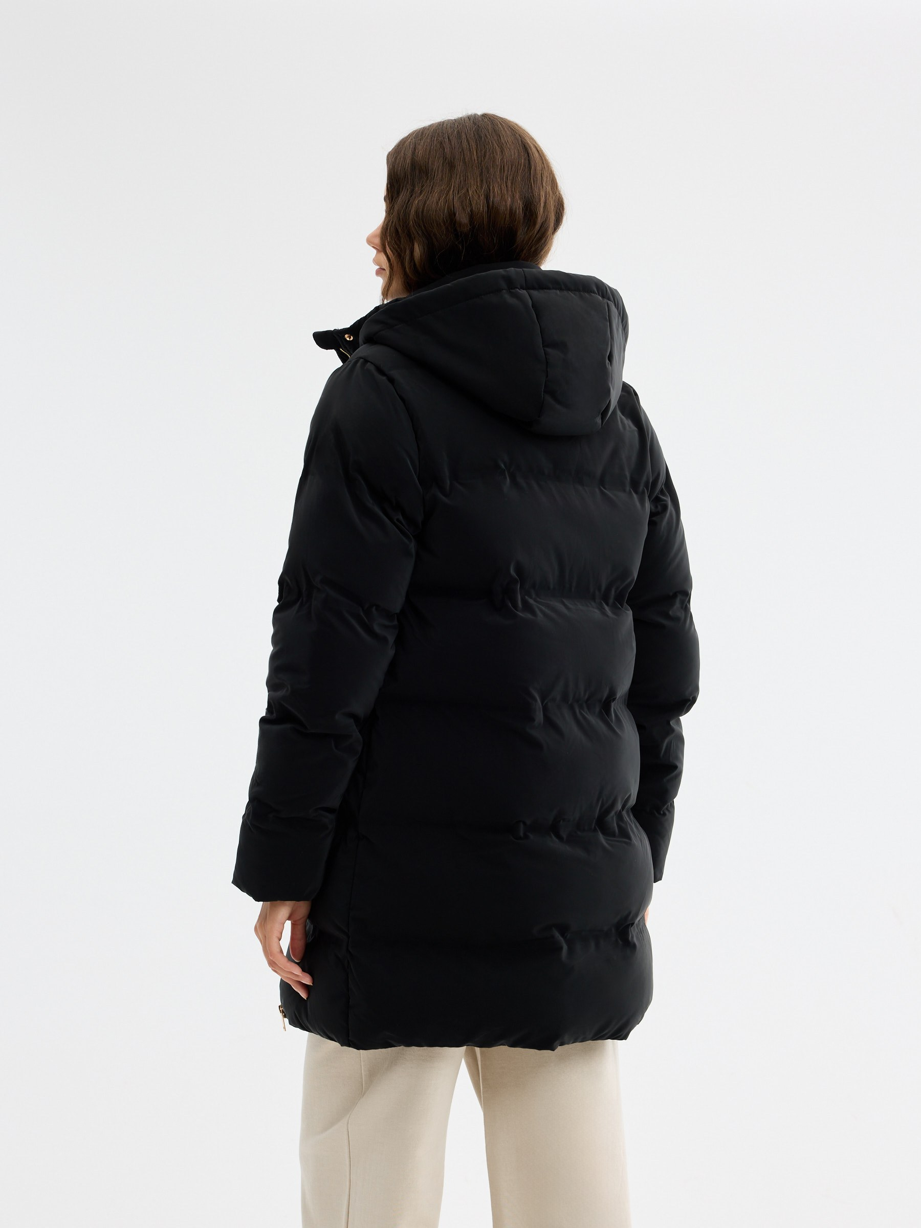 Anorak acolchado con capucha negro vista media frontal
