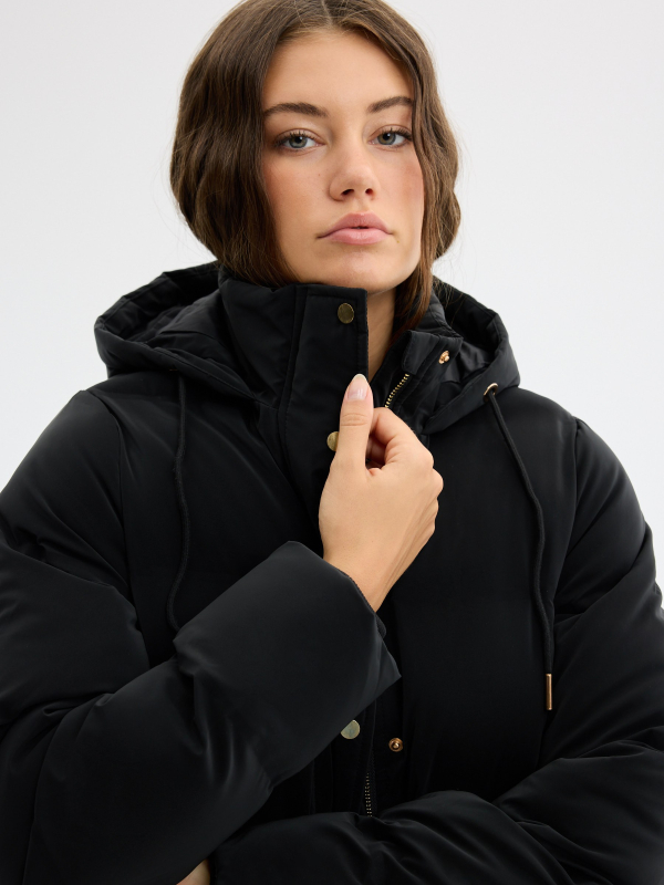 Anorak acolchoado com capuz preto vista detalhe
