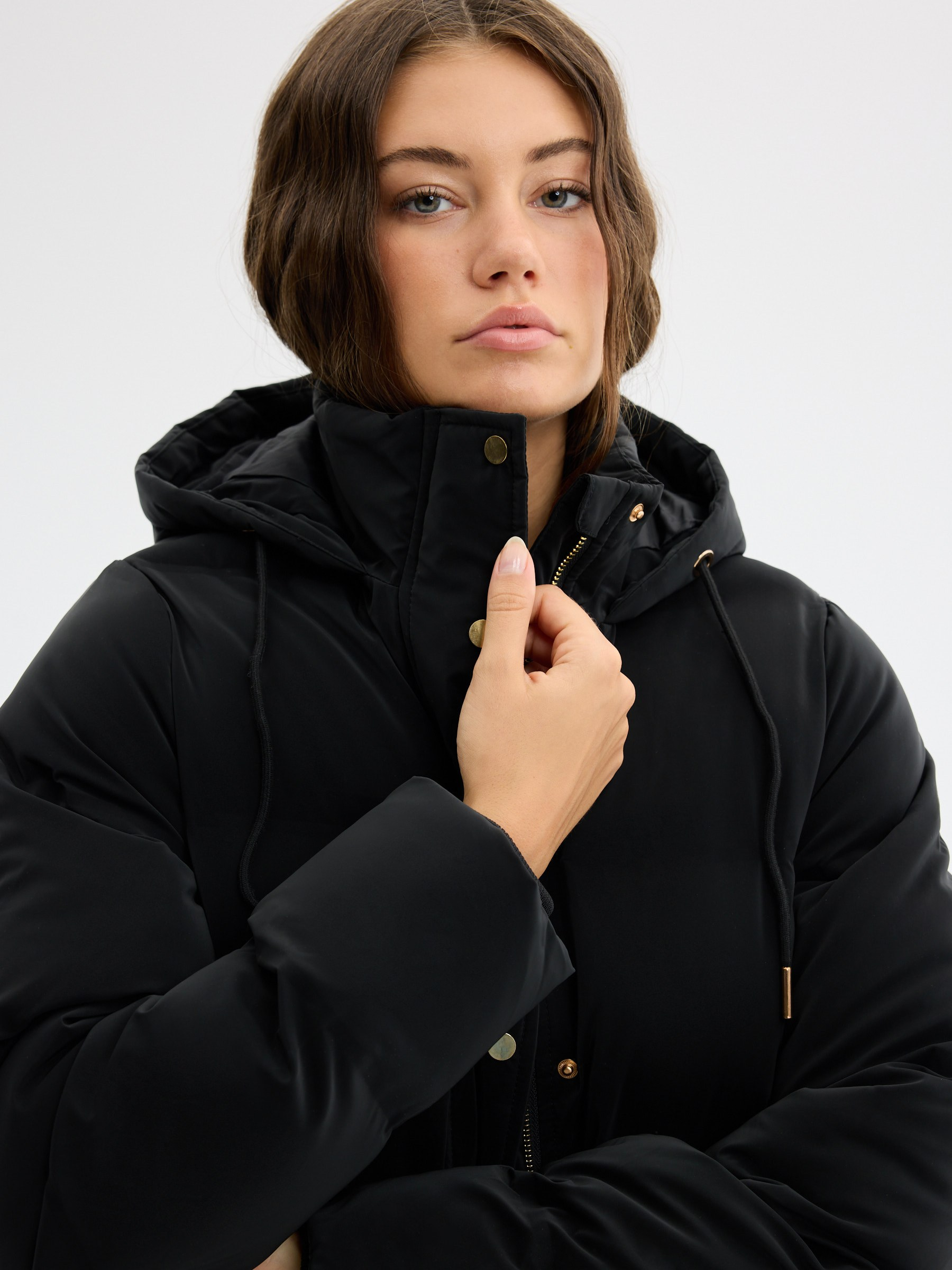 Anorak acolchoado com capuz preto vista meia frontal