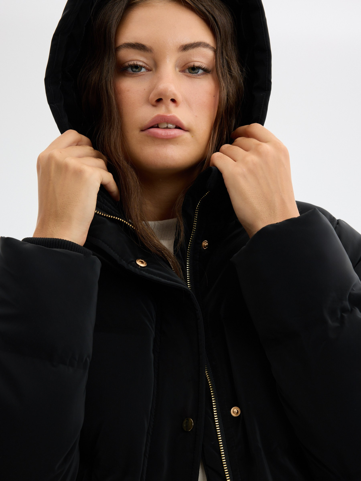 Anorak acolchoado com capuz preto vista detalhe