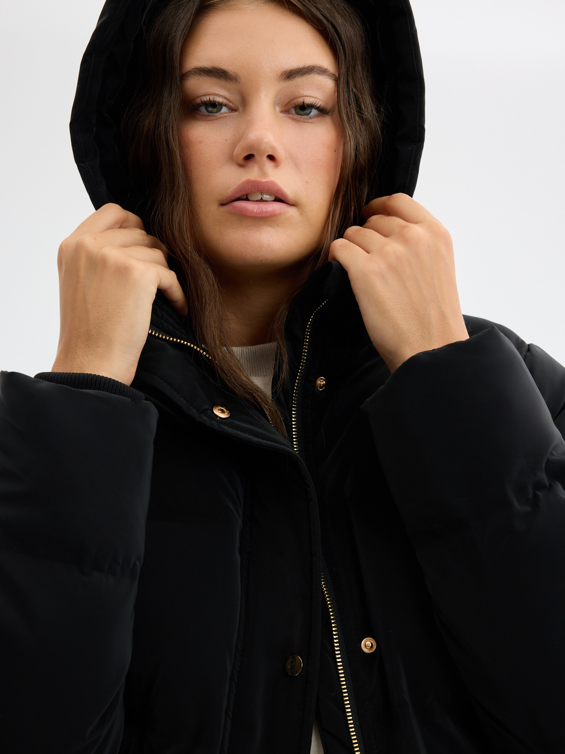 Anorak acolchado con capucha negro vista media frontal