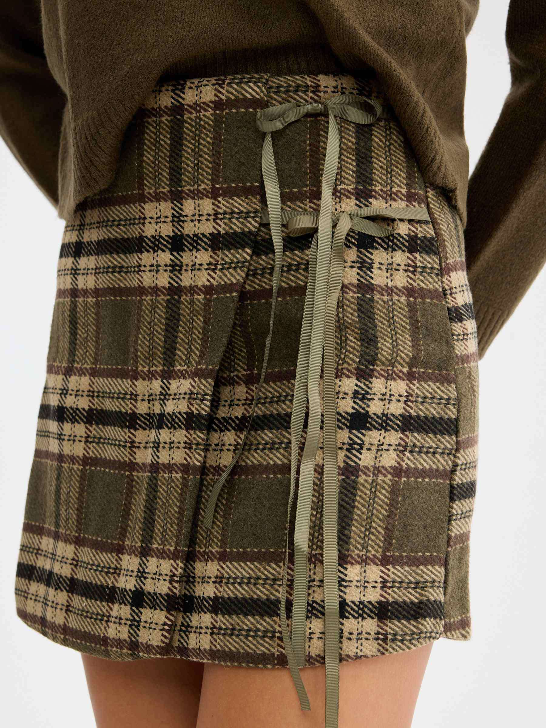 Minifalda cuadros lazos tailoring kaki vista media frontal