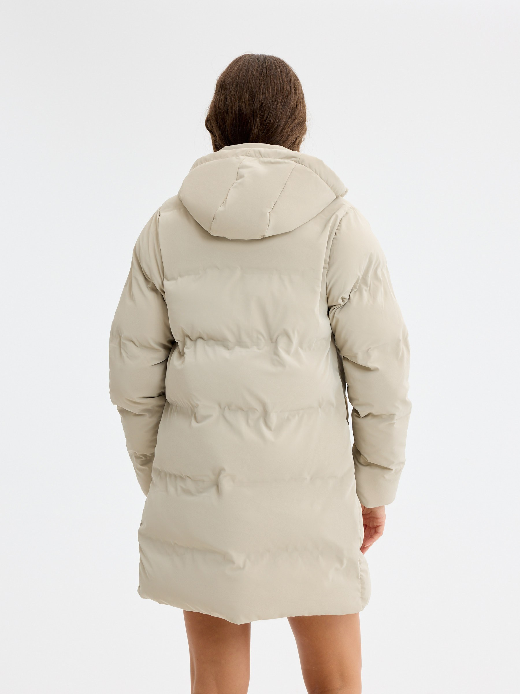 Anorak acolchado con capucha taupe vista media frontal