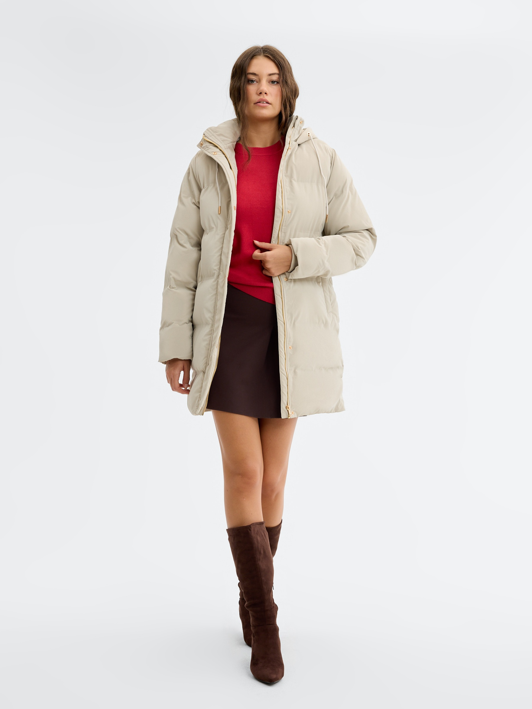Anorak acolchado con capucha taupe vista media frontal